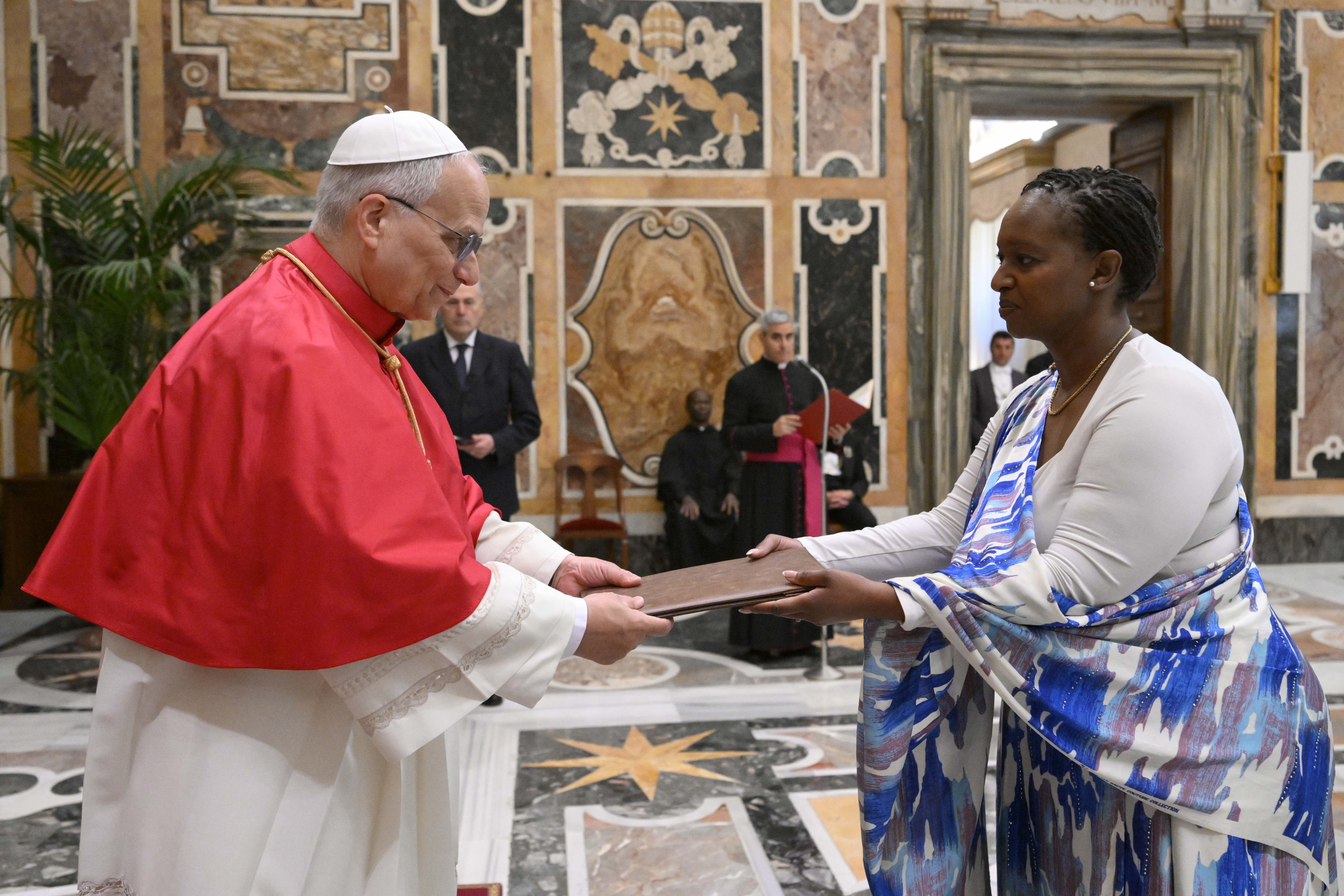 Ku wa Kane, Ambasaderi Urujeni Feza Bakuramutsa yashyikirije Papa Leo XIV impapuro zimwemerera guhagararira u Rwanda i Vatican