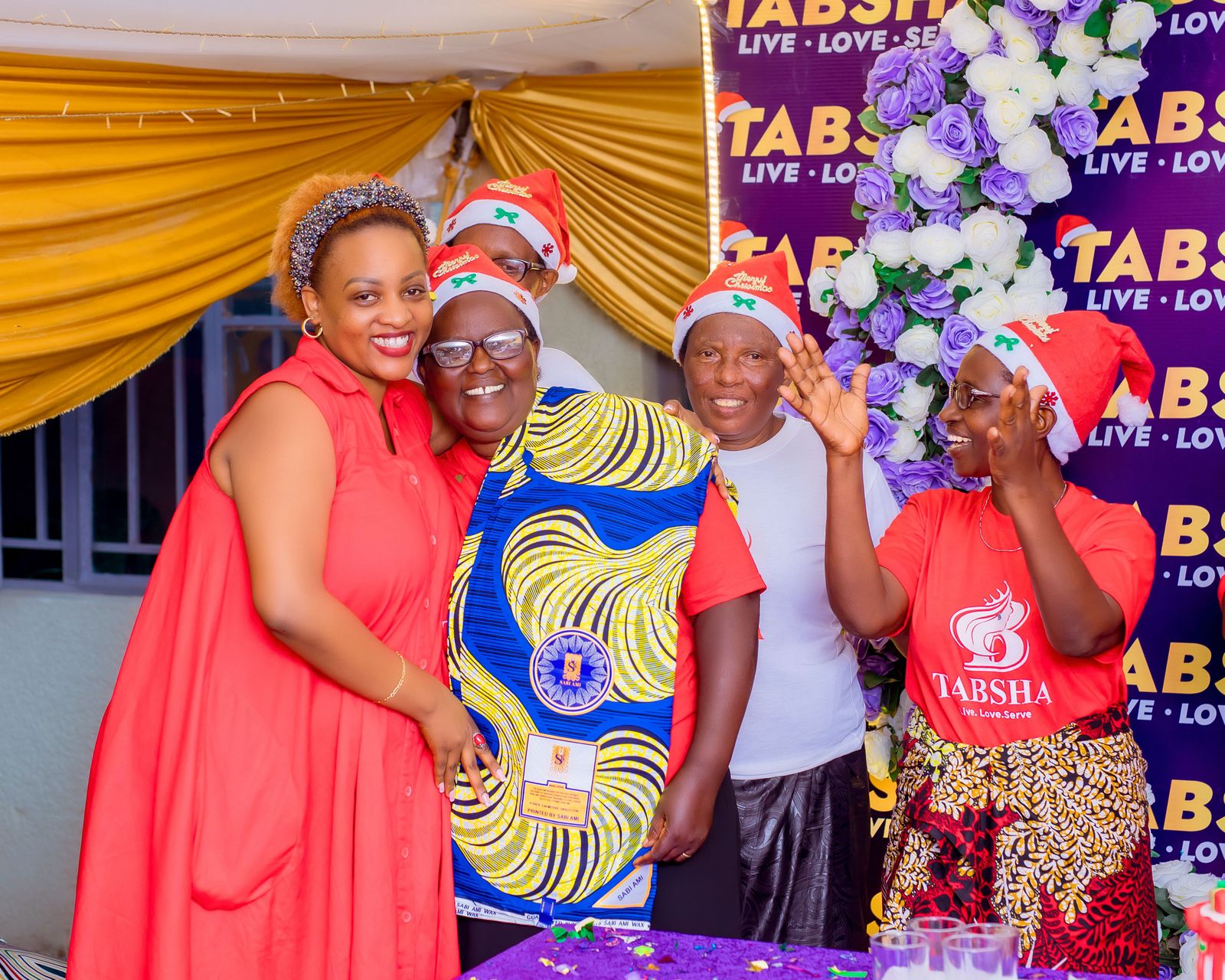 Aba bakecuru bishimiye guhura n'umuhanzi Aline Gahongayire