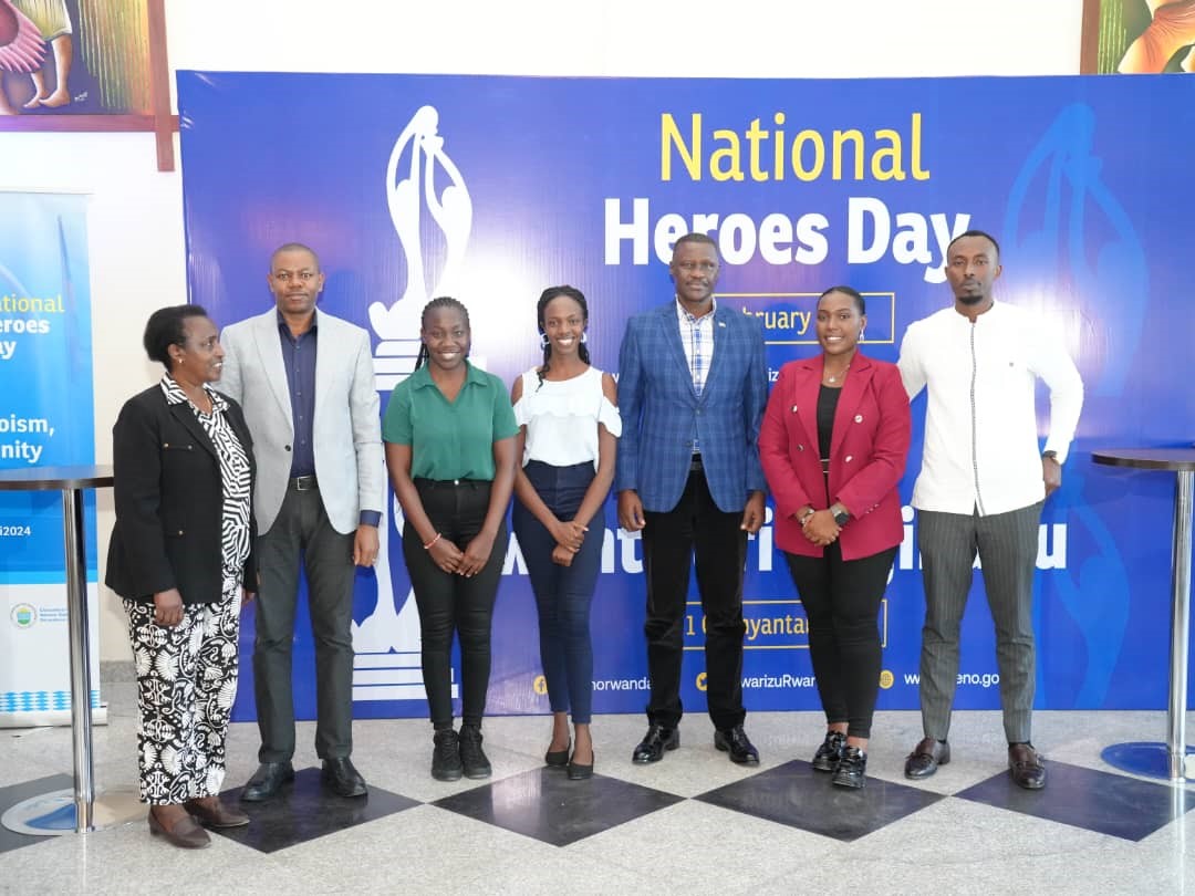 Abagize komite nshya y'umuryango Nyarwanda muri Ethiopia, bafatanye ifoto na Ambasaderi w’u Rwanda muri iki gihugu