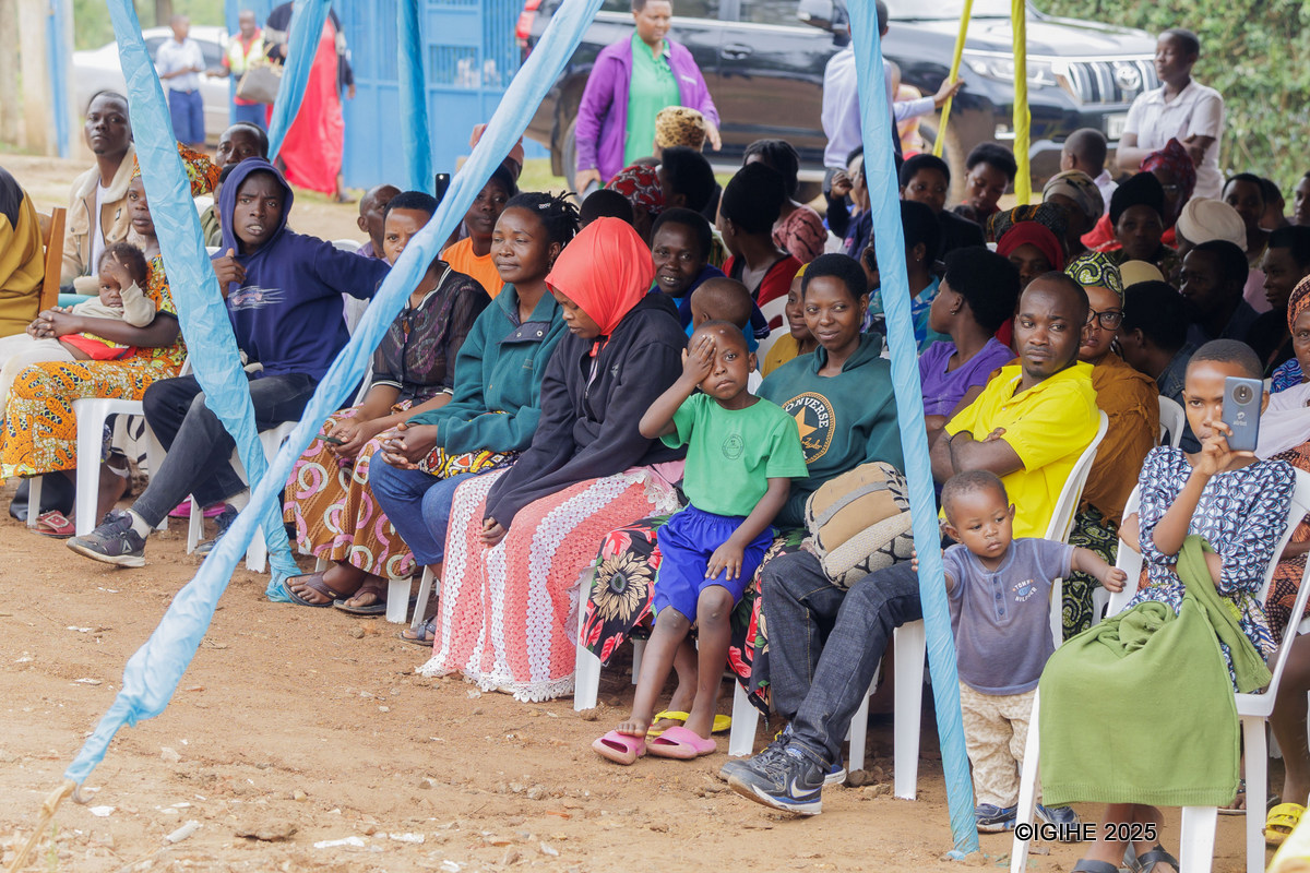 Abarerera muri iryo shuri nabo bashimye igikorwa cy'urukundo bakorewe