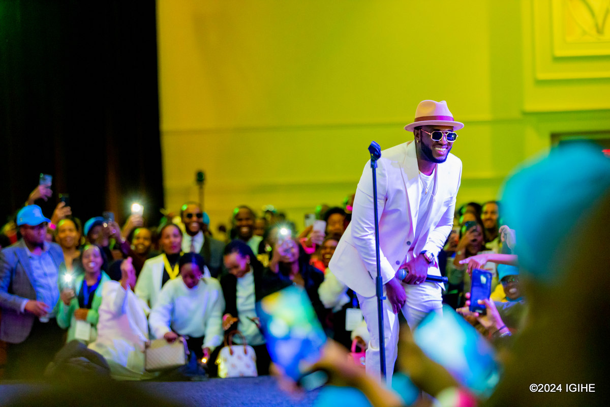 Abafana bacanye amatoroshi ya telefoni bishimiye The Ben wabahaye ibyishimo