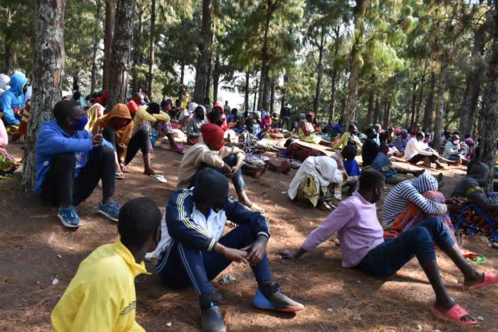 Abafatiwe kuri uyu musozi biganjemo urubyiruko