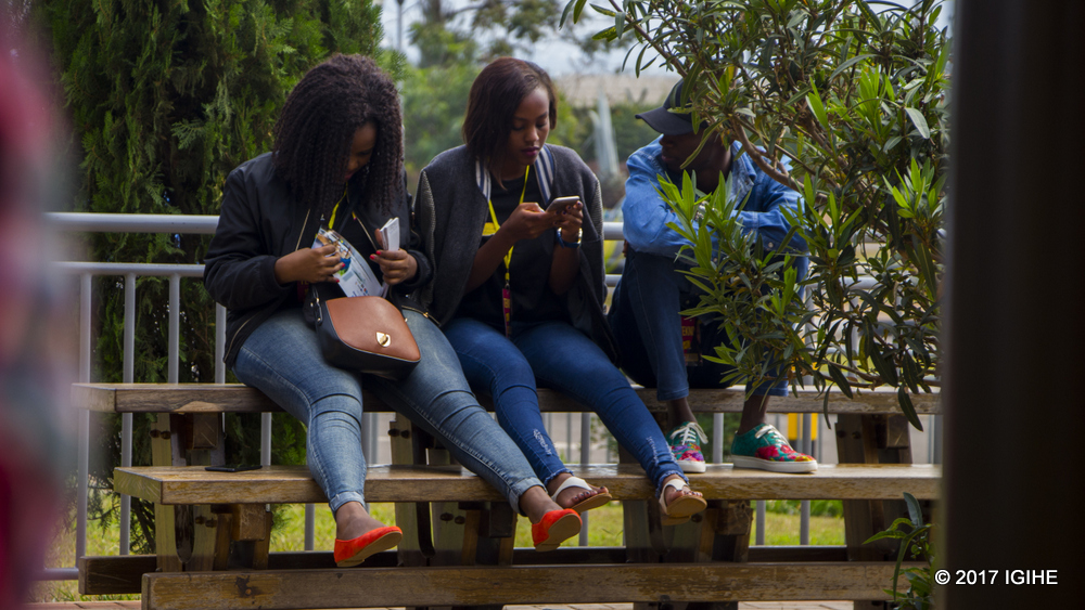 Abagiye gutegereza Tekno ku kibuga cy'indege byageze aho birabarambira