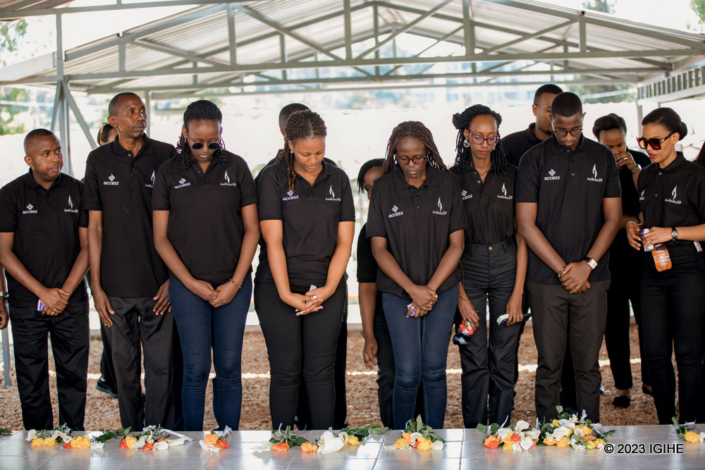 Abakozi ba Access Bank bunamiye abatutsi baruhukiye ku Rwibutso rwa Nyanza ya Kicukiro
