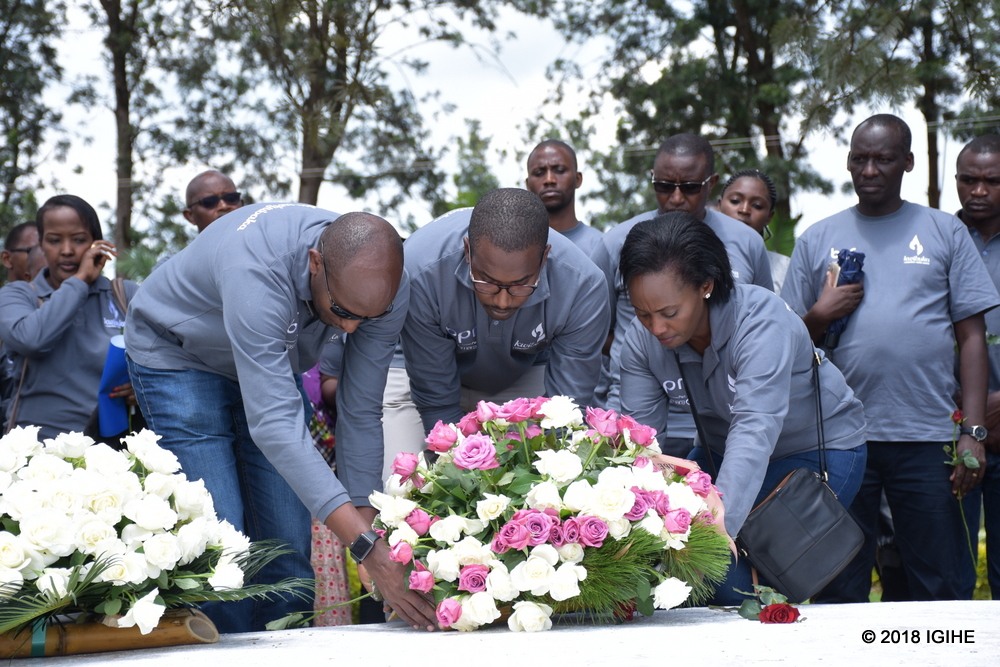 Abakozi ba BPR Atlas Mara bashyize indabo ku mva zishyinguyemo imibiri y'abazize Jenoside i Kiziguro