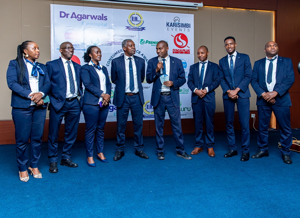 Abakozi ba Radiant Insurance Company ubwo bashyikirizwaga ibihembo