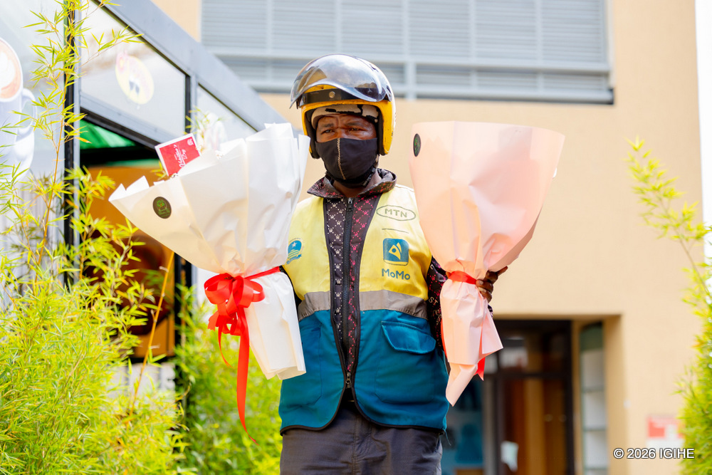 Abamotari bifashishijwe mu kujyana indabo aho zigomba kujya