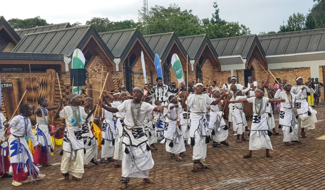 Abana b'abahungu batojwe no guhamiriza