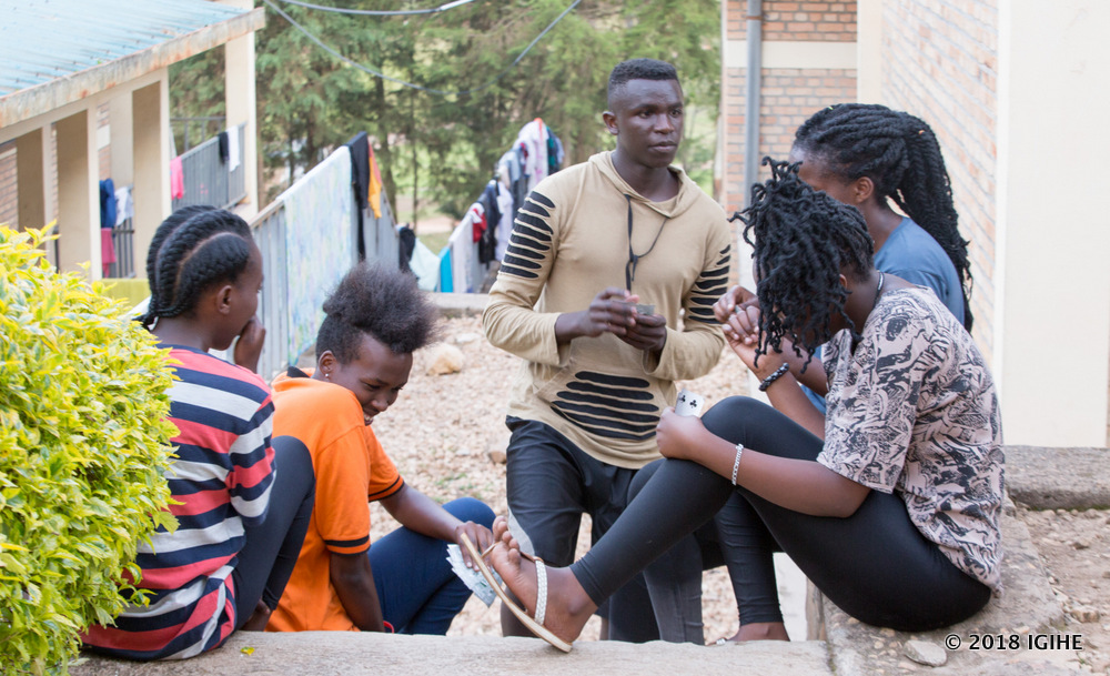 Abanyeshuri baba bakina ariko banasubiramo indirimbo z'abahanzi batandukanye
