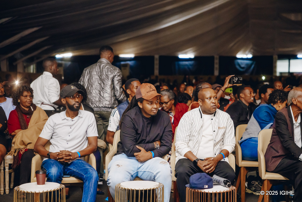 Abarimo Muyoboke Alex (iburyo) n'umuhanzi Igor Mabano uri hagati bari bitabiriye