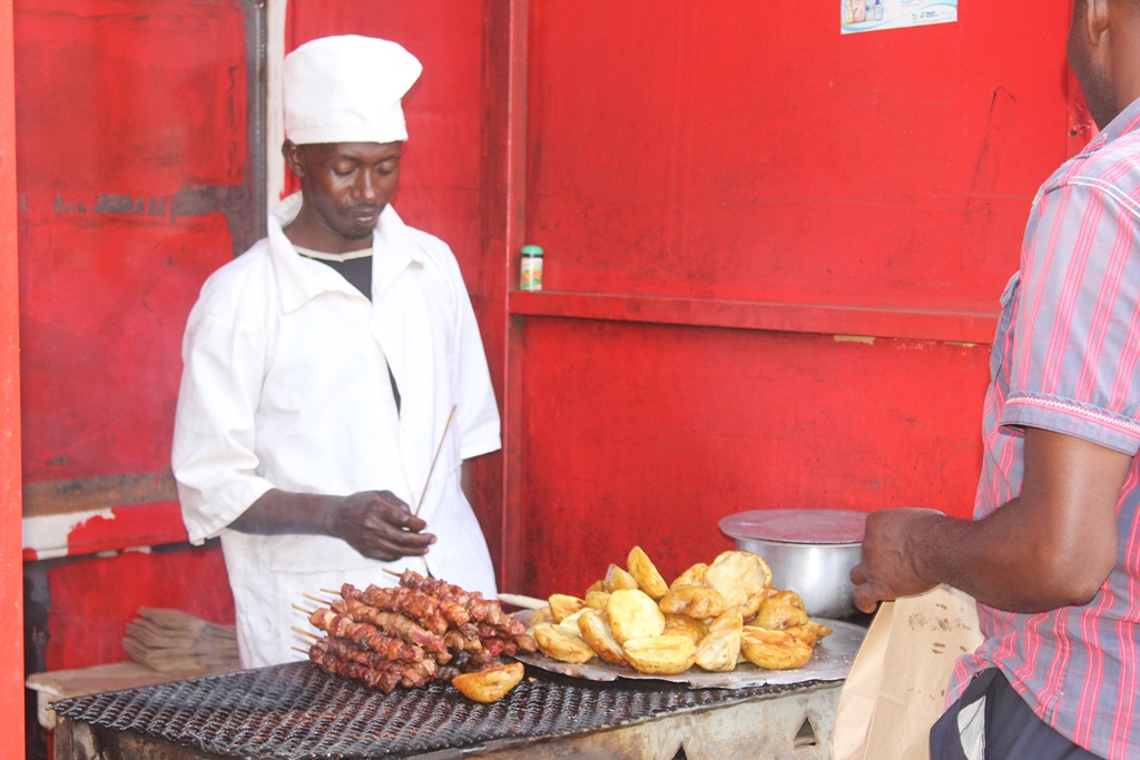 Abatanga amafunguro batangiye akazi kare