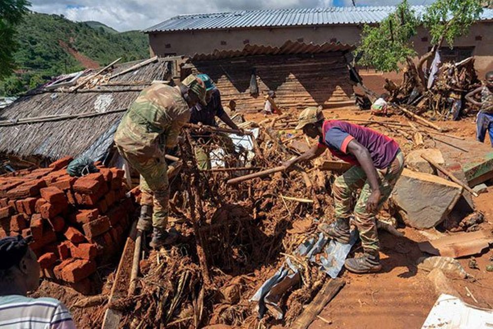Abaturage ba Zimbabwe bari gufatanya n'abaturage mu bikorwa by'ubutabazi