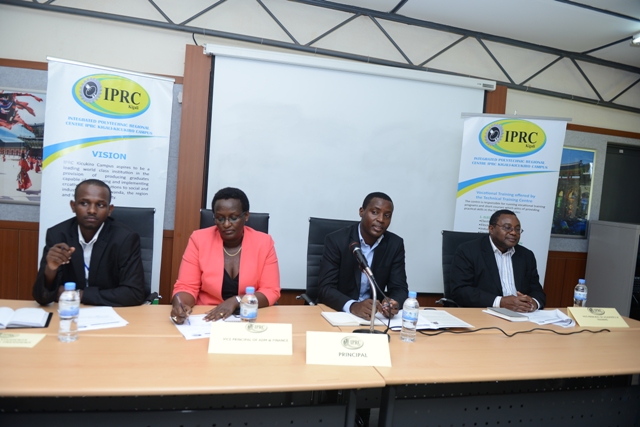 Abayobozi b'ishuri rya IPRC basobanurira abanyamakuru iby'iki gikorwa.