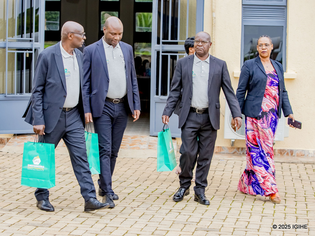 Abayobozi ba Umutanguha Finance Company bageneye impano ababyeyi b'Intwaza bo mu Rugo rw'Impinganzima rwa Bugesera