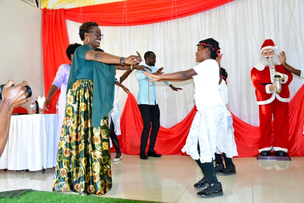 Abayobozi basabanye n'abana mu Karere ka Nyamagabe