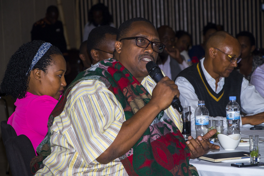 Abitabiriye bahawe umwanya wo kubaza ibibazo ku gitabo cyamuritswe