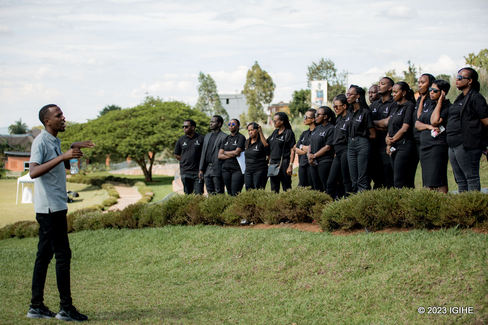Abakozi n'abayobozi ba Access Bank Rwanda Plc batembereye Ubusitani bwo Kwibuka, bukubiyemo amateka ya Jeonoside