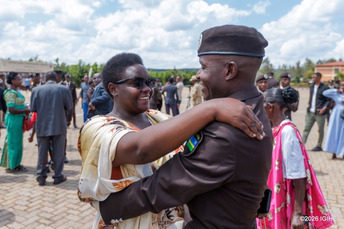 Akanyamuneza kari kose ku bofisiye bato n'imiryango yabo