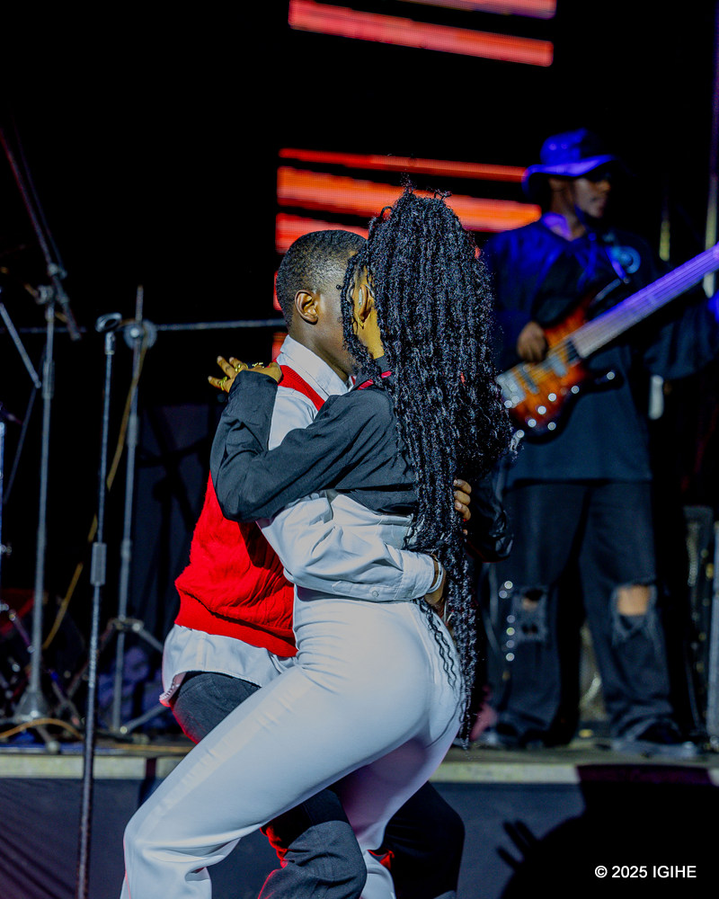 Alyn Sano n'umubyinnyi we babyinnye ingwatiramubiri