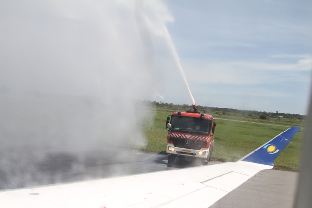 Rwandair ikigerayo yakiranywe ibyishimo, aha yamenwagaho amazi