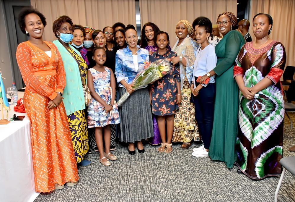 Ambasaderi Zaina Nyiramatama (ufite indabo) yaganiriye n’Abanyarwanda baba muri Guinée
