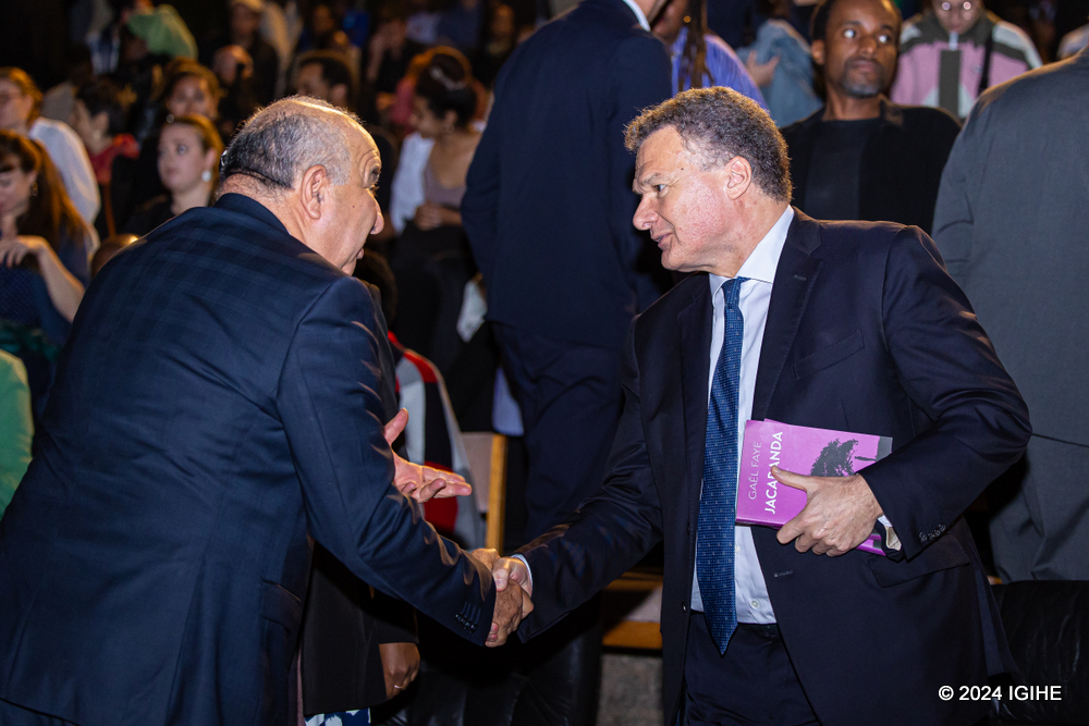 Ambasaderi w’u Bufaransa, Antoine Anfré ni umwe mu batahanye iki gitabo