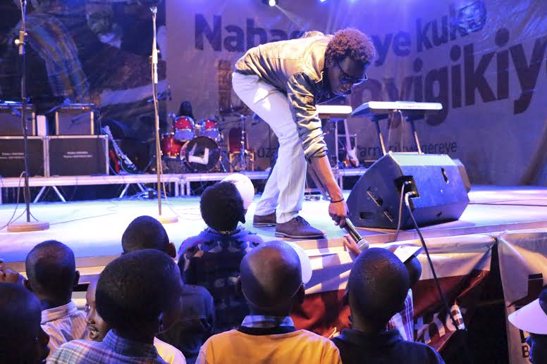 Umunyarwenya Arthur wiyita Rutura yasekeje abana muri iki gitaramo