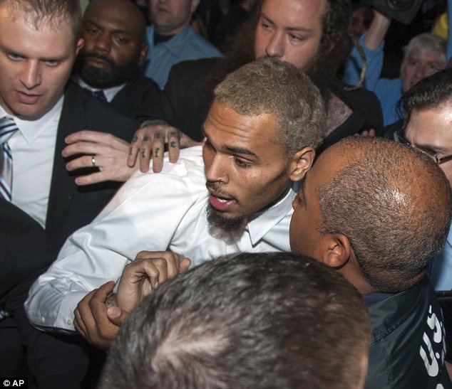 Chris Brown yagaragayeho akanyamuneza ku munwa agifungurwa