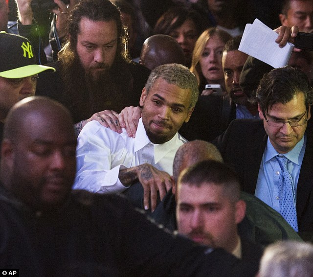 Urukiko rwatangaje ko Chris Brown nta byaha bikomeye afite, nk'uko yabishinjwaga, ahubwo ko ari amakosa yoroheje