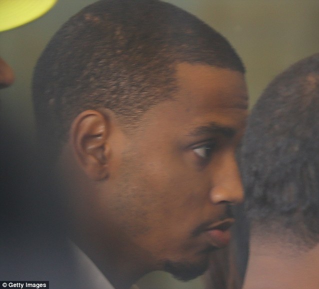 Umuraperi Trey Songz yafotowe ari ku cyumba cy'urukiko, aho yari yaje gutera ingabo mu bitugu mugenzi we Chris Brown