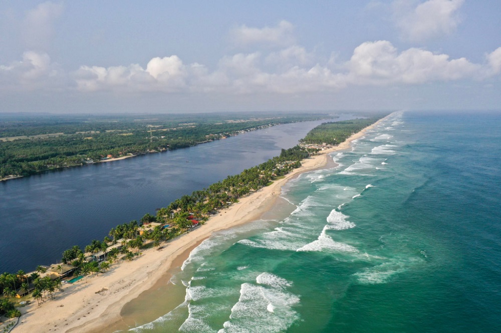 Assinie Beach ni hamwe mu hantu hakunzwe cyane mu mujyi wa Abidjan