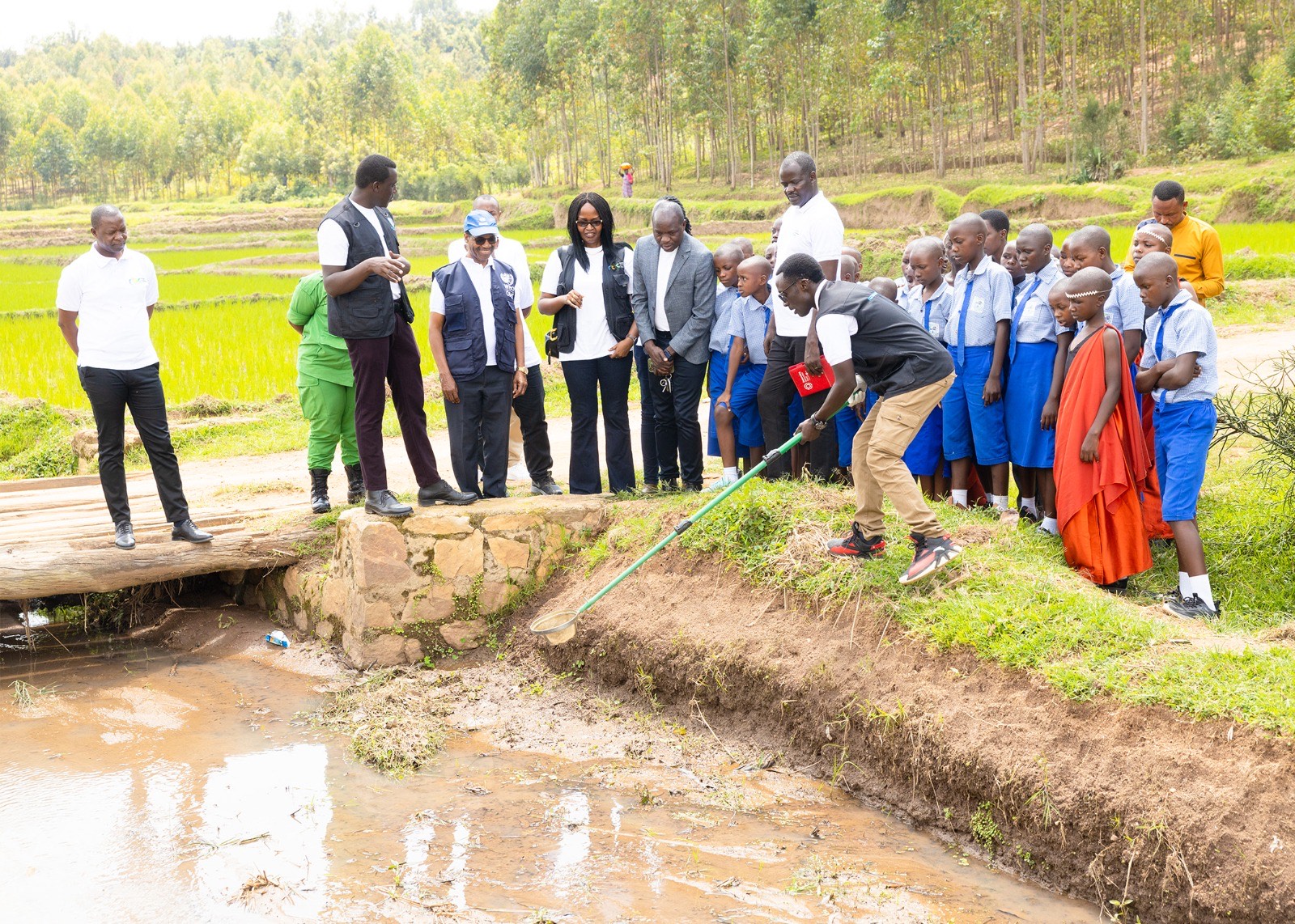 Iki gikorwa cyabanjirijwe no kujya ku gishanga kwerekana ibinyamushongo bikunze gukuriramo amagi ya Bilharziose ngo abantu babone uko birinda iyi ndwara