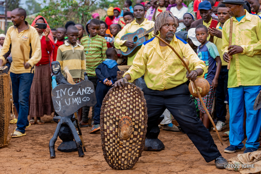 Ubwo bageraga ku Musozi wa Huro, bakirijwe imbyino za Kinyarwanda