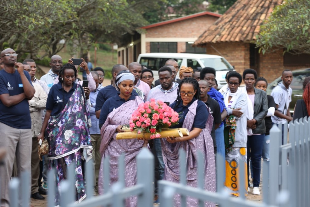 Bamwe mu barera abana muri SOS Rwanda bashyira indabo ku Rwibutso