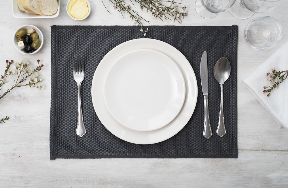 Basic table setting ku meza haba hariho ibikoresho bike kuko n'amafunguro aba yagenywe aba ari make