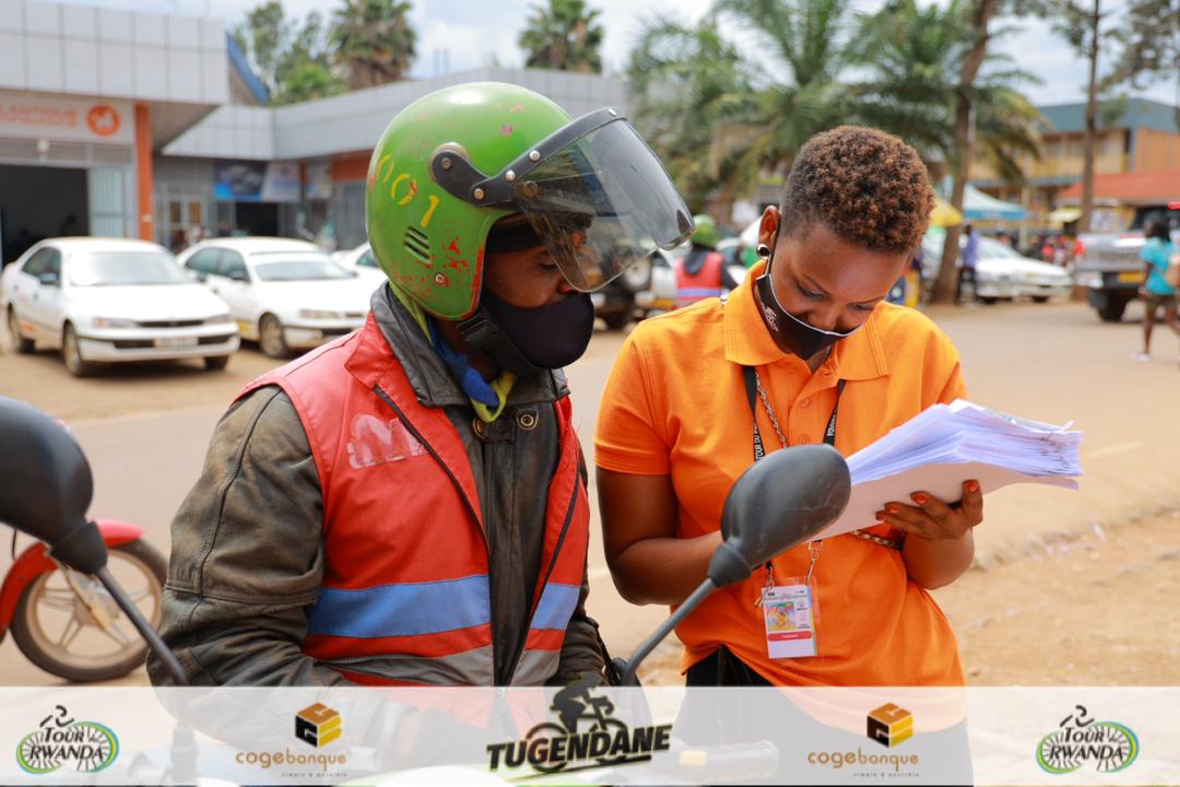 Aho Tour du Rwanda yanyuze hose, abaturage b'ibyiciro bitandukanye basobanuriwe uko bakoresha ikoranabuhanga mu gusaba serivisi z'imari