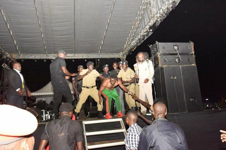 Bebe Cool yakuwe ku rubyiniro kubera umujinya yeretswe n'abafana ba Bobi Wine