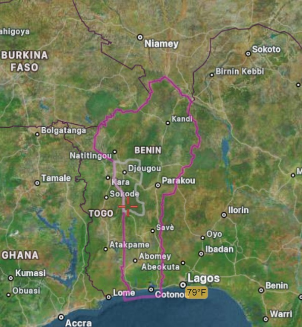 Mu burasirazuba bwa Bénin hari Nigeria ari na yo yatabaye bwangu igihe hageragezwa ihirikwa ry'ubutegetsi, naho mu Majyaruguru y'Uburengerazuba bw'iki gihugu hakaba Burkina Faso (bivugwa ko abashatse guhirika ubutegetsi ari ho bahungiye), na ho mu Burengerazuba hari Togo, mu Majyaruguru ya Bénin hari Niger