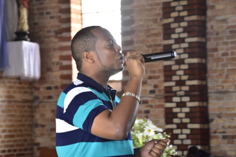Benshi bari bafite inyota yo kumva no kureba Kizito ari kubaririmbira