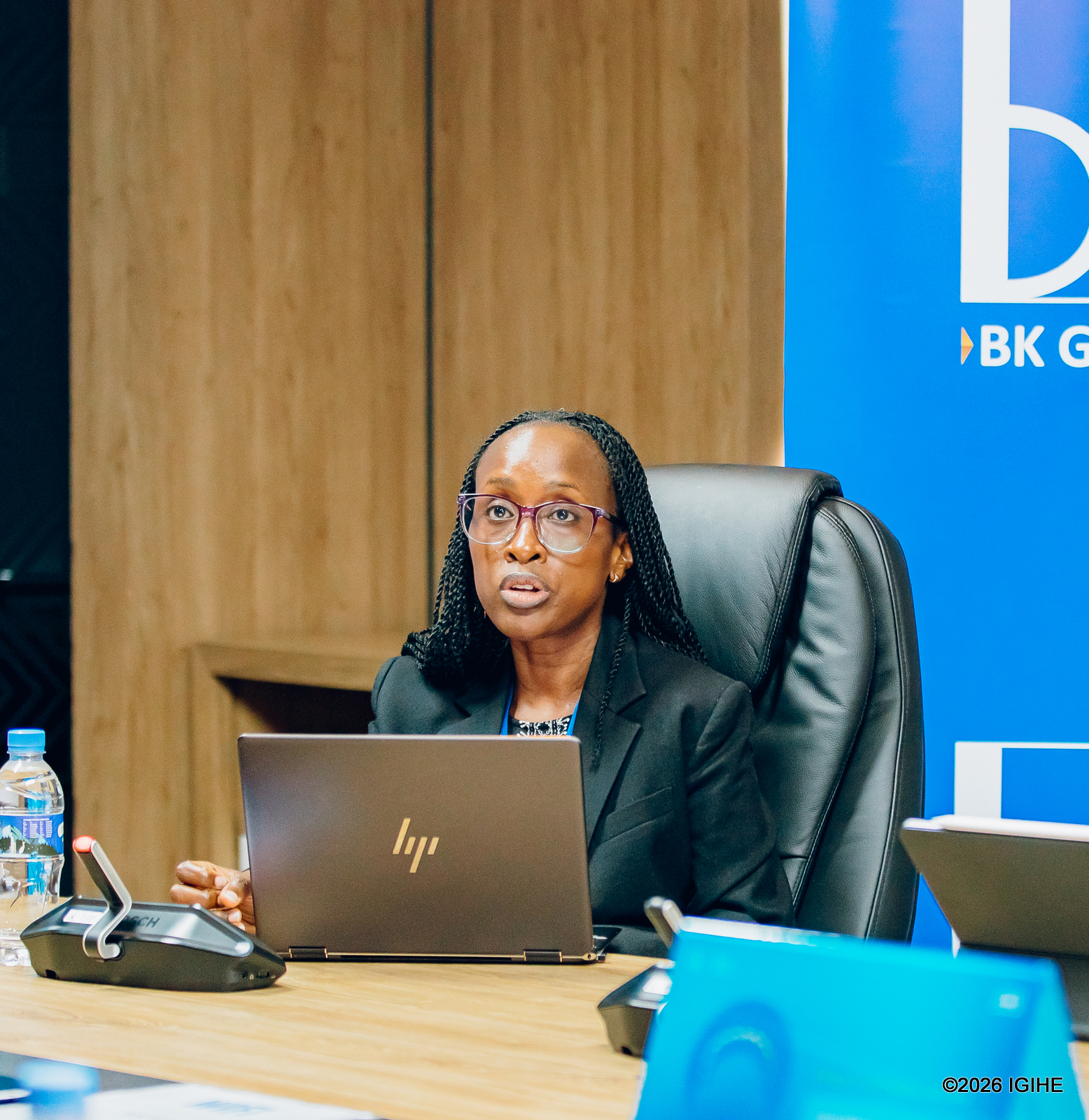 Umuyobozi Mukuru wa Banki ya Kigali ushinzwe imari, Anita Umuhire, agaragaza ibyaranze imikorere y'iyi banki mu gihembwe cya mbere