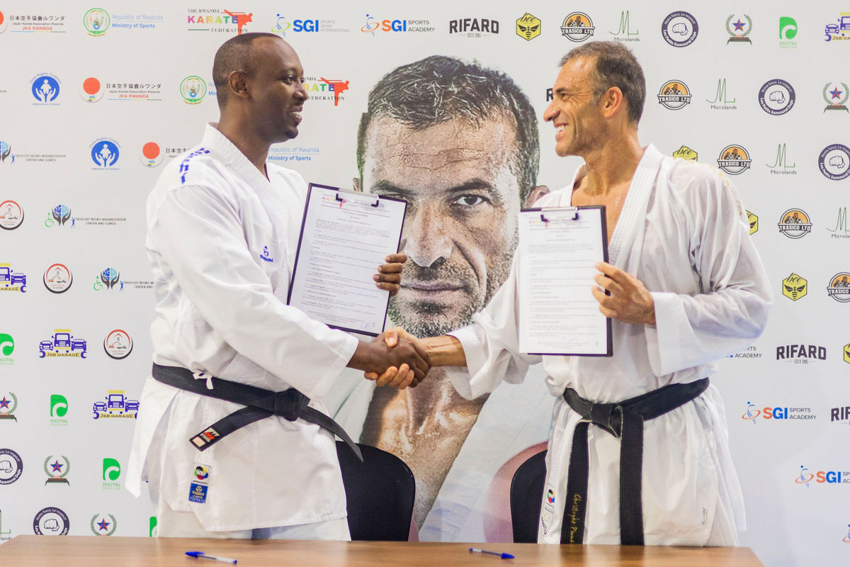 Perezida wa FERWAKA, Niyongabo Damien yasinyanye amasezerano y'ubufatanye na Christophe Pinna