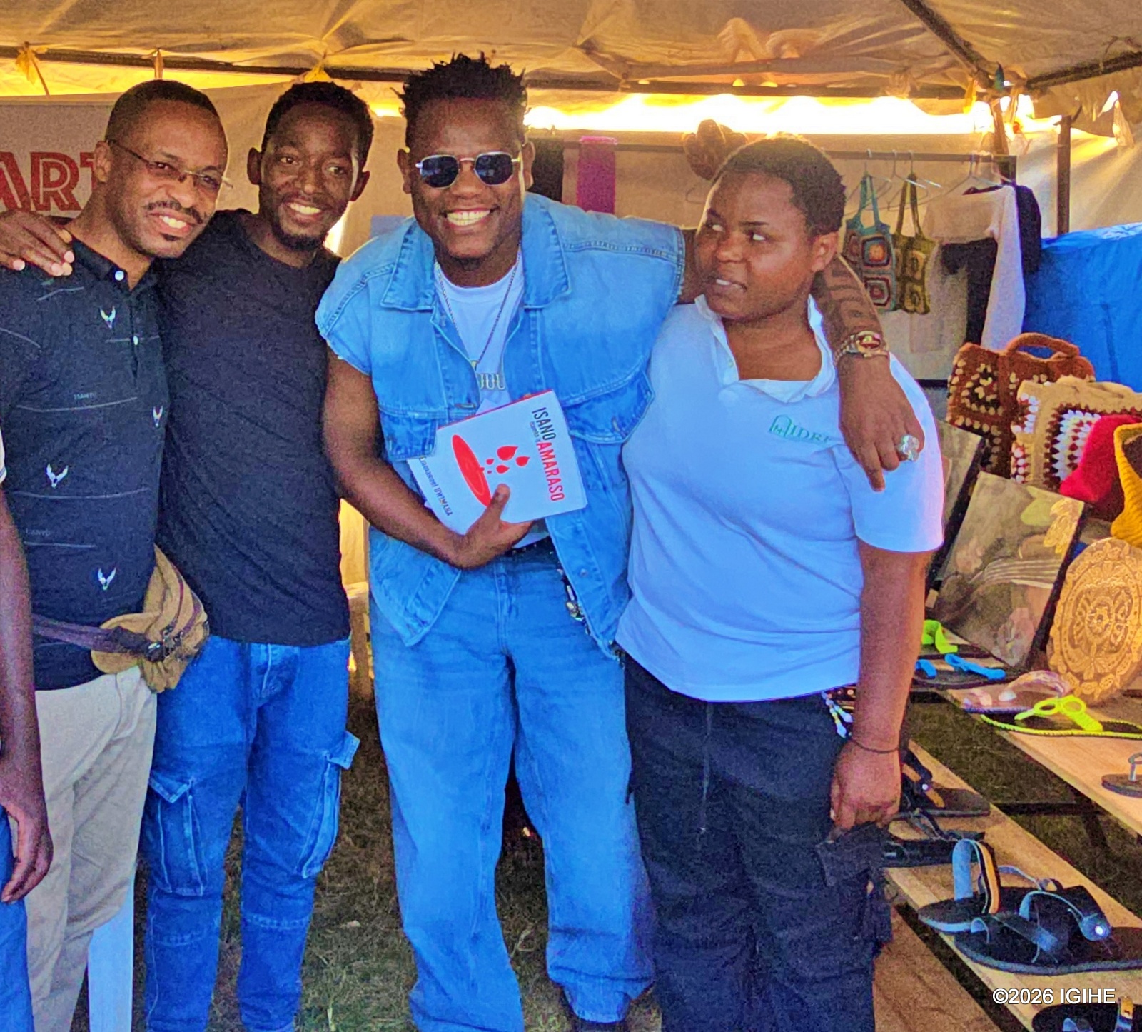 Hari aho Bruce Melodie yageraga agafata agafoto k'urwibutso n'abamurikaga