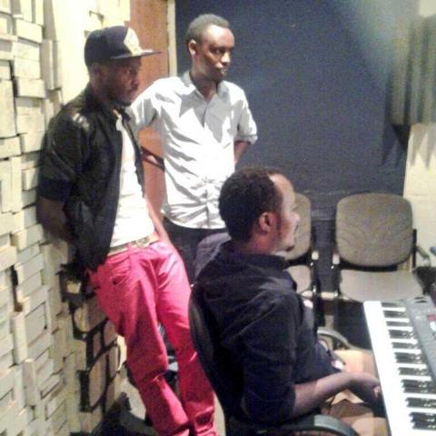 Kamichi ari kumwe na Producer Bob muri Studio harangizwa indirimbo zigize Album agiye kumurika