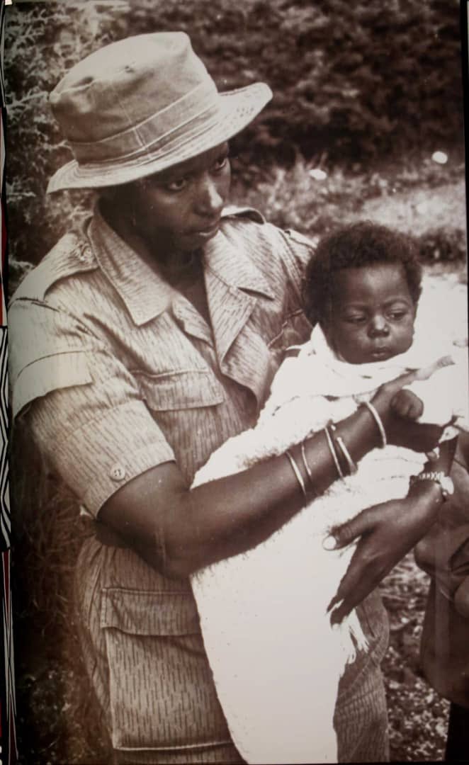 Rtd captain Daphrosa Intaramirwa ni umwe mu barwanye urugamba rwo kubohora igihugu, rwaranzwe n'ubutwari n'impuhwe za kibyeyi. Aha yari ateruye umwana wari umaze kurokorwa