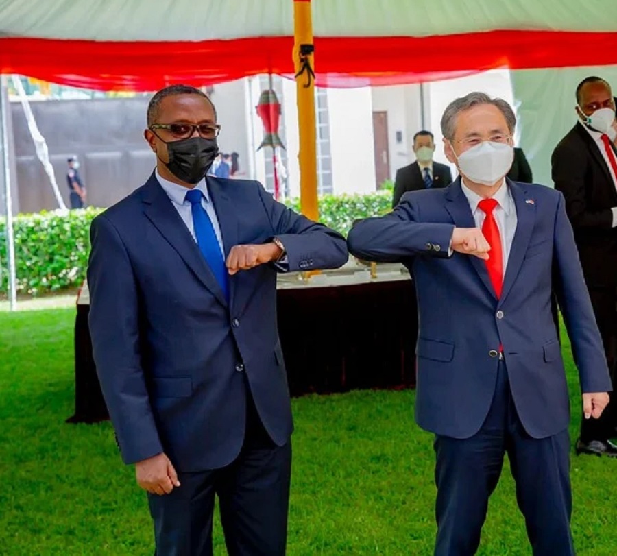 Ambasaderi w’u Bushinwa mu Rwanda, Rao Hongwei yamenyesheje Minisitiri w'Ububanyi n'Amahanga, Dr Vincent Biruta ko igihugu cye cyemeye guha u Rwanda doze miliyoni enye z'inkingo za COVID-19
