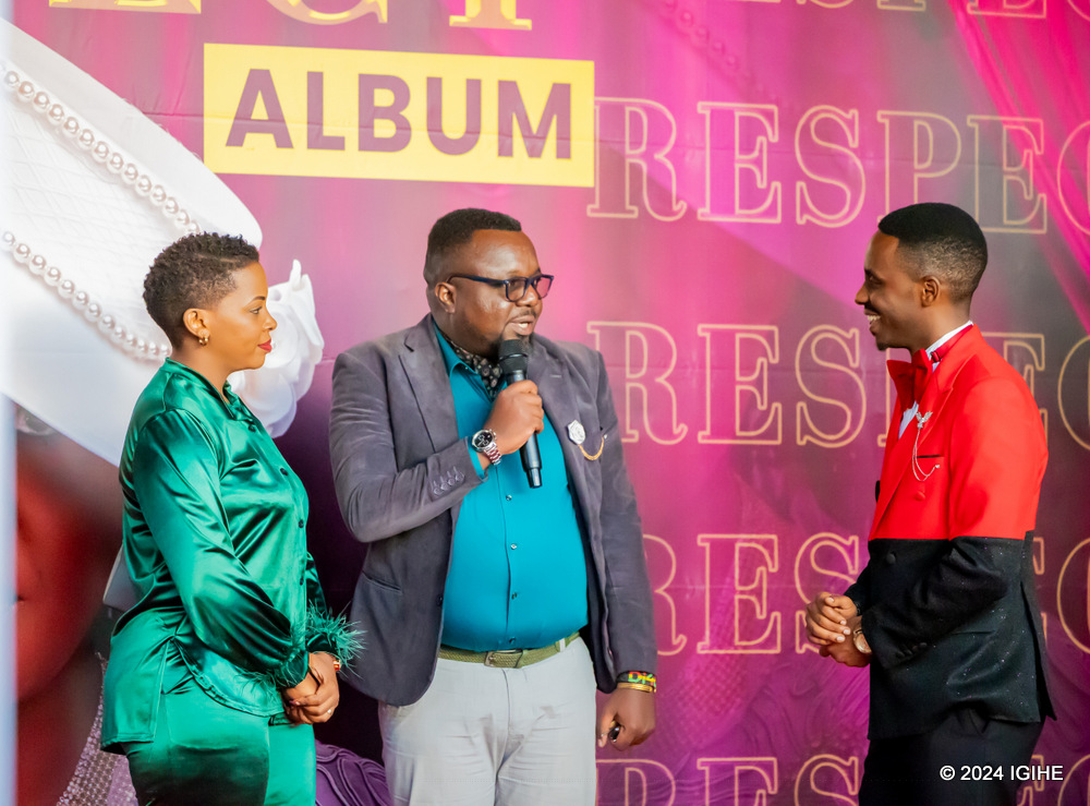 Christian Abayisenga ni we wakiraga abashyitsi mbere y'uko banyura ku itapi itukura