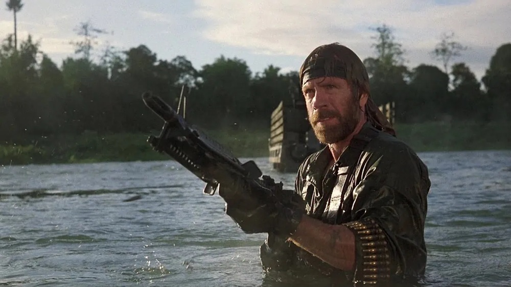 Chuk Norris apfuye arengejeho gato imyaka 86 y'amavuko