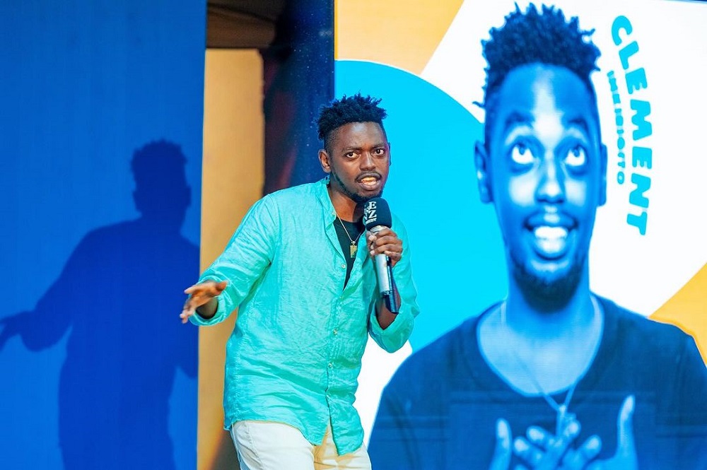 Clement akoresha inkirigito mu gutera urwenya rwe ahuza n'umuziki