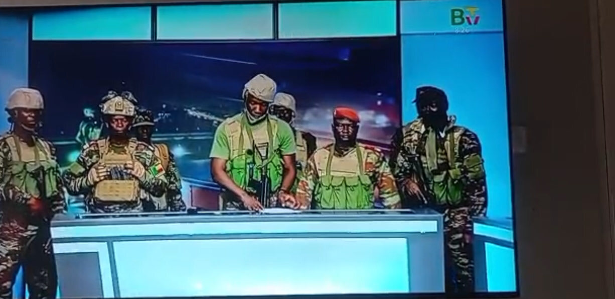 Colonel Pascal Tigri yatangarije kuri Televiziyo y'Igihugu ko yafashe ubutegetsi ariko abarinda umukuru w'igihugu bamubera ibamba