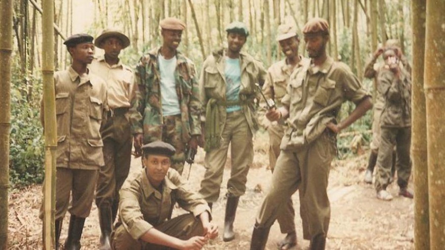 Bamwe mu basirikare ba RPA bari abarinzi ba Gen Major Paul Kagame barimo Mugisha Pepekale, Happy Ruvusha, James Kabarebe, Alex Kagame, Charles Kayonga na John Gasana wicaye